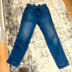 Coveted CLOSED jeans! Made In Italy! Mid-rise crop straight leg. NOT Skinny!